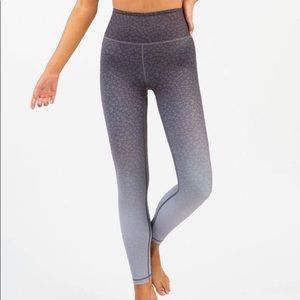 Zyia Grey Leopard Ombré 7/8 Leggings